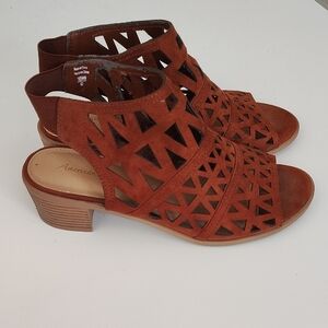 American Eagle Laser/Die Cut Brown Raquel Block Heel Open Toe Sandal Womens 9